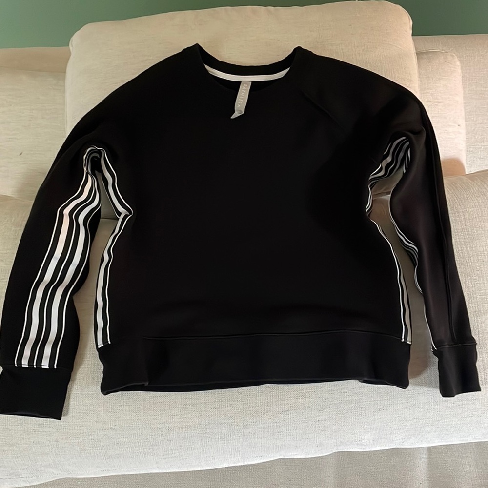 XS, short-cut Athleta sweatshirt with strip down inside of sleeves and mid.